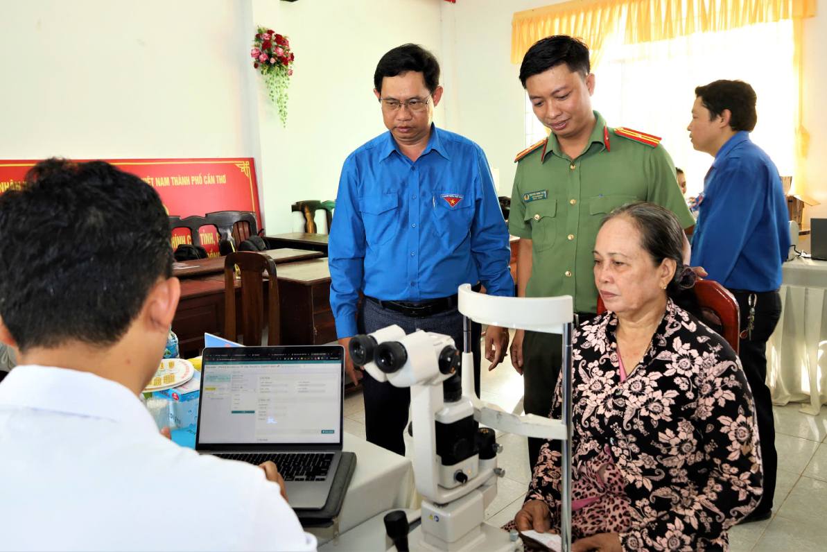 Cac gia dinh chinh sach va nguoi dan co hoan canh kho khan duoc kham mat mien phi. Anh: Cong an Can Tho