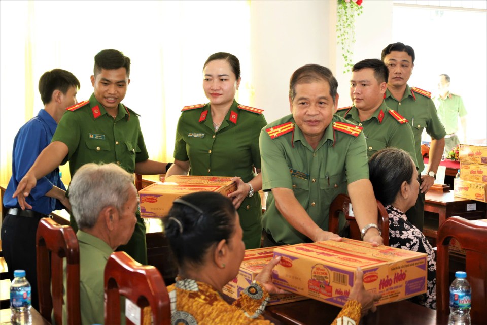 Thuong ta Le Ba Rang trao qua cho cac gia dinh chinh sach, nguoi co hoan canh kho khan tren dia ban xa Hoa Luu. Anh: Cong an Can Tho