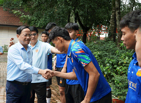 Gia Lai 지방 인민위원회 위원장인 Pham Anh Tuan 씨가 산악 도시 팀 선수들을 방문하여 격려하고 있습니다. 사진: Thanh Tuan