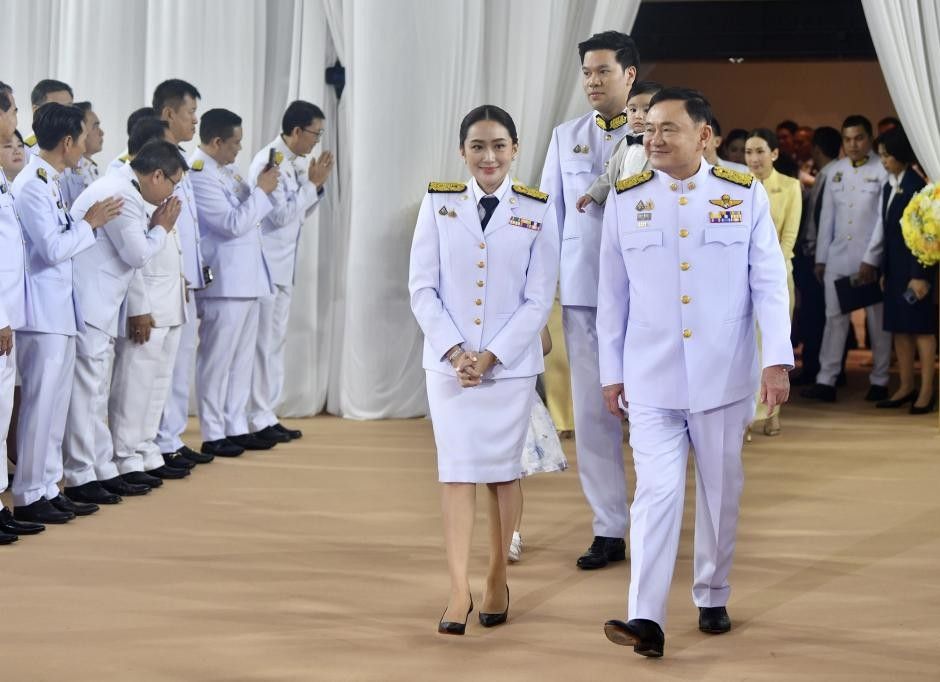 파에통탄 시나와트라 태국 신임 총리(왼쪽)가 2024년 8월 18일 방콕 푸에타이당 본부에서 아버지인 탁신 시나와트라 전 총리와 함께 취임식에 참석하고 있습니다. 사진: 신화통신