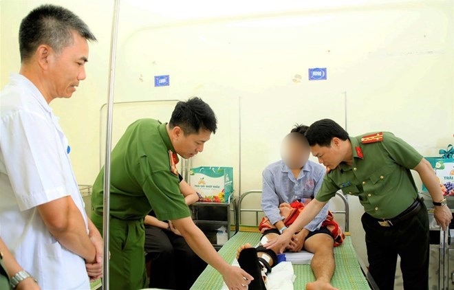 The Ministry of Home Affairs guides the authority of the Chairman of the Commune People's Committee in recognizing injured people. In the photo is a police officer injured while performing the task of extinguishing a fire at a electronics store in Nam Dinh. Photo: Nam Dinh Provincial Police