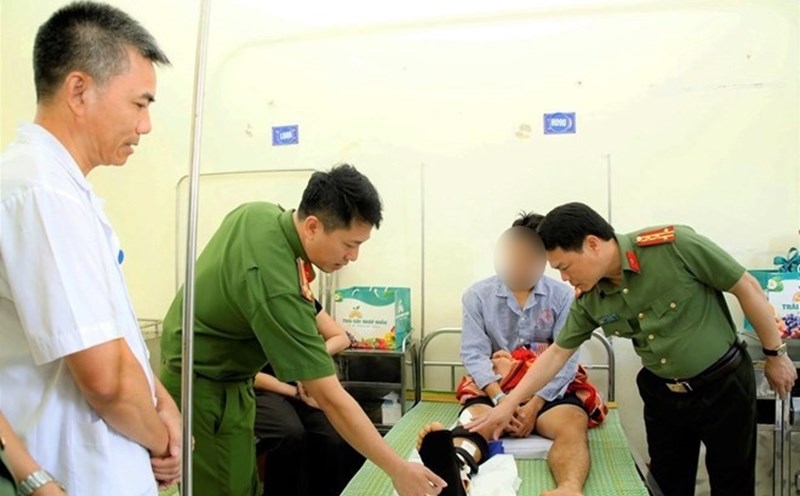 The Ministry of Home Affairs guides the authority of the Chairman of the Commune People's Committee in recognizing injured people. In the photo is a police officer injured while performing the task of extinguishing a fire at a electronics store in Nam Dinh. Photo: Nam Dinh Provincial Police