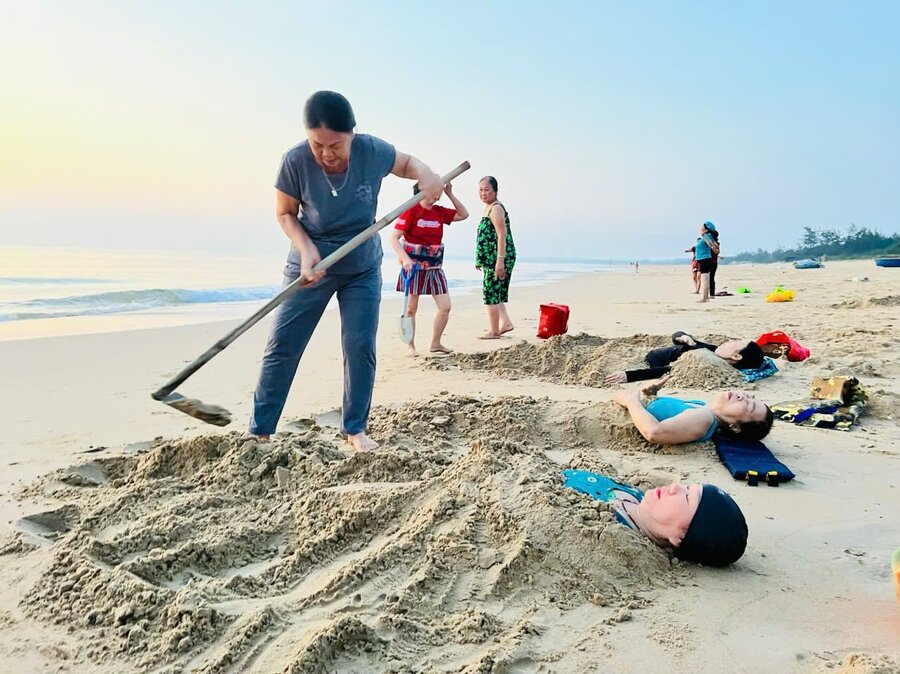 Nguoi dan dao ho de vui minh trong cat. Anh: Ai Vy