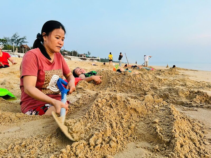 Sau khi vui minh trong cat 30-40 phut, ho se ra tam bien. Anh: Ai Vy