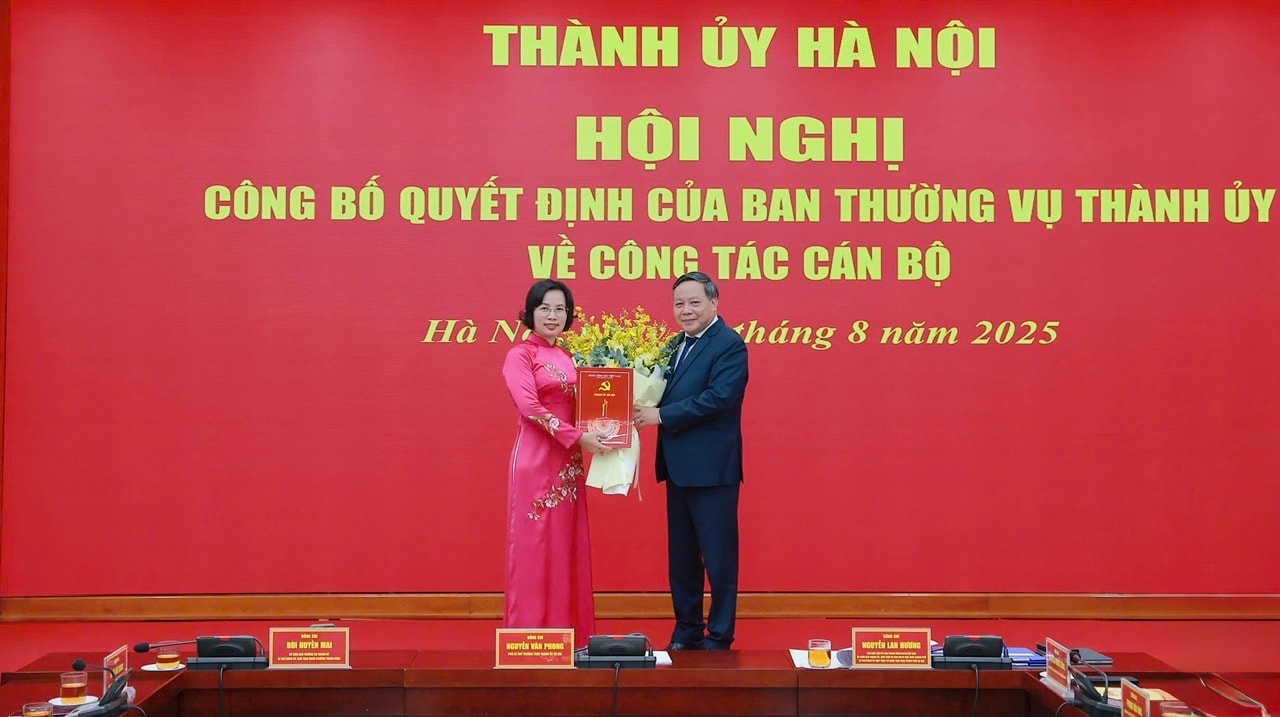 Pho Bi thu Thuong truc Thanh uy Nguyen Van Phong trao quyet dinh cho ba Bui Huyen Mai. Anh: Nguyen Quang