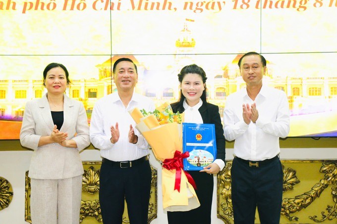 Thuong truc HDND va Doan DBQH TPHCM trao quyet dinh bo nhiem va hoa chuc mung ba Ngo Lan Chi. Anh: hcmcpv.org.vn