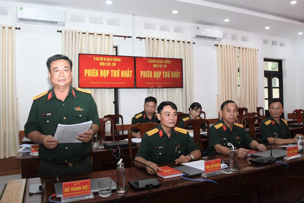 Dai ta quan doi Do Thanh Viet - Pho Chu nhiem Uy ban Kiem tra Dang uy Quan khu. Anh: Quan khu 7