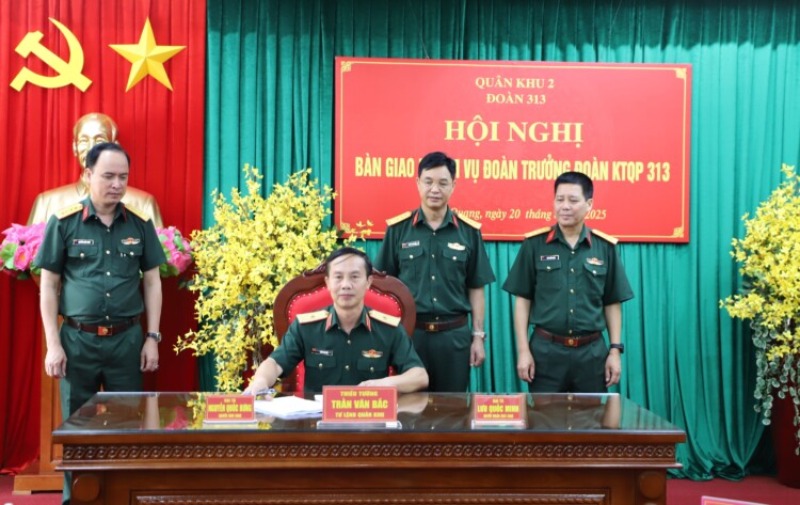 Thu truong Bo Tu lenh Quan khu xac nhan noi dung ban giao. Anh: Quan khu 2