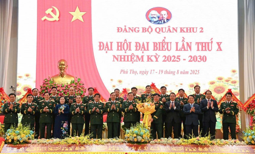 Senior Lieutenant General Hoang Xuan Chien - Deputy Minister of National Defense presented flowers to congratulate the Party Executive Committee of the Military Region 2 for the 2025-2030 term. Photo: Military Region 2