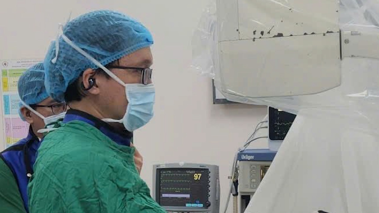 The doctor is performing a gallbladderone incision through the skin of the patient. Photo: People's Hospital 115