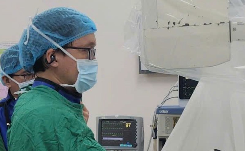 The doctor is performing a gallbladderone incision through the skin of the patient. Photo: People's Hospital 115
