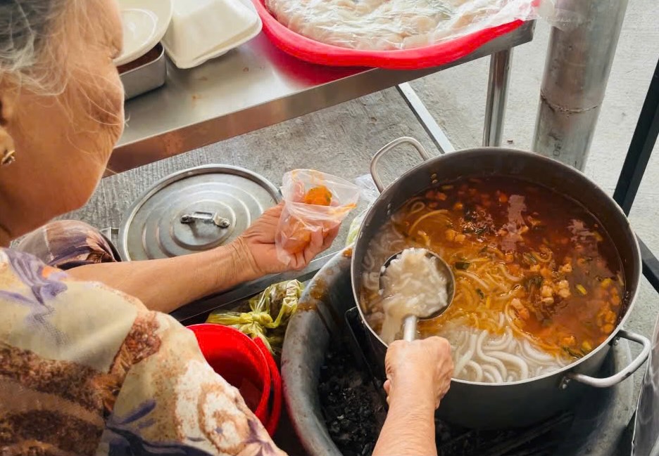 Bánh canh Nam Phổ nổi tiếng xứ Huế có gì mà ăn một lần nhớ mãi?