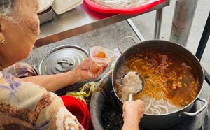 Bánh canh Nam Phổ nổi tiếng xứ Huế có gì mà ăn một lần nhớ mãi?