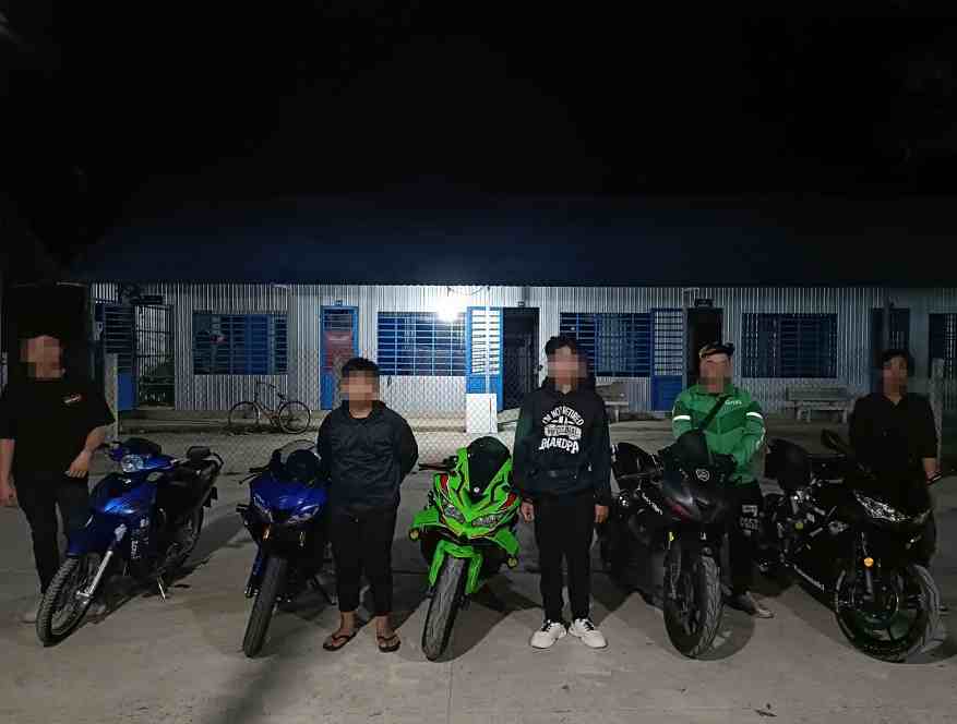 Ngăn chặn 5 thanh niên tụ tập chạy xe mô tô tốc độ cao, nẹt pô gây mất an ninh, trật tự trên tuyến Tỉnh lộ 945. Ảnh: Công an cung cấp