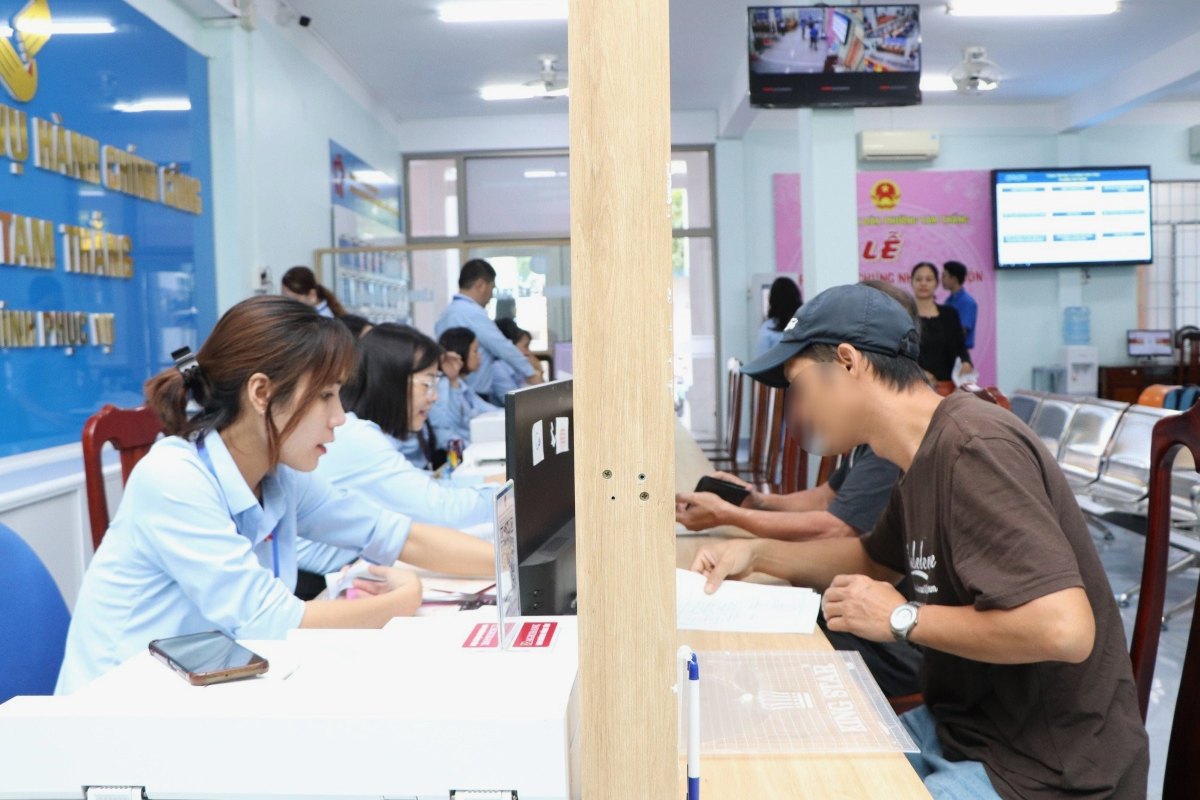 People complete administrative procedures in Tam Thang ward, Ho Chi Minh City. Photo: Minh Thanh
