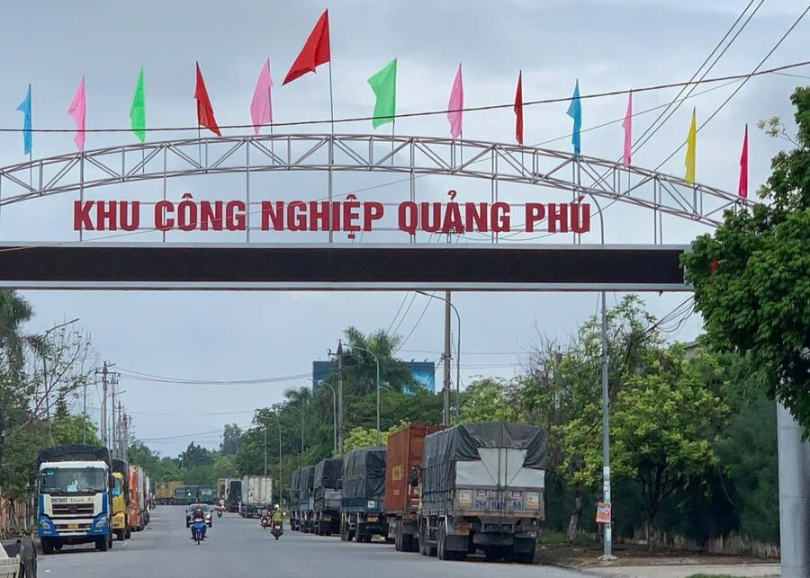 Quang Phu Industrial Park, Quang Ngai province, where 33 enterprises are operating overlapping with the central station of the North-South high-speed railway line, the section through Quang Ngai. Photo: Vien Nguyen
