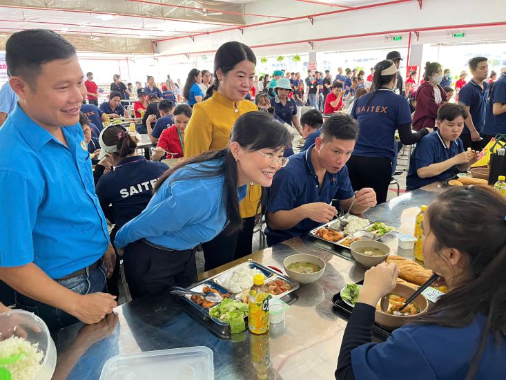 Saitex International Dong Nai VN 유한 회사 노동조합 점심 식사. 사진: Ha Anh Chien