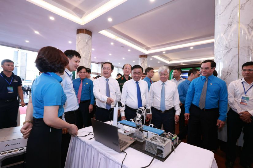 8月15日の午後、政治局のメンバー、常任委員会長官トランカムツー - 科学に関する中央運営委員会の副長 - 技術開発、イノベーション、デジタル改宗者。政治局のメンバー、党中央委員会の秘書、ベトナム祖国フロント・ド・ヴァン・チエンの中央委員会の議長。党中央委員会のメンバー、ベトナム祖国フロントの中央委員会の副議長、VGCL Nguyen Dinh Khangの議長が2025年にクリエイティブレイバーフェスティバルのディスプレイスペースを訪れました。写真：Hai Nguyen Nguyen Nguyen