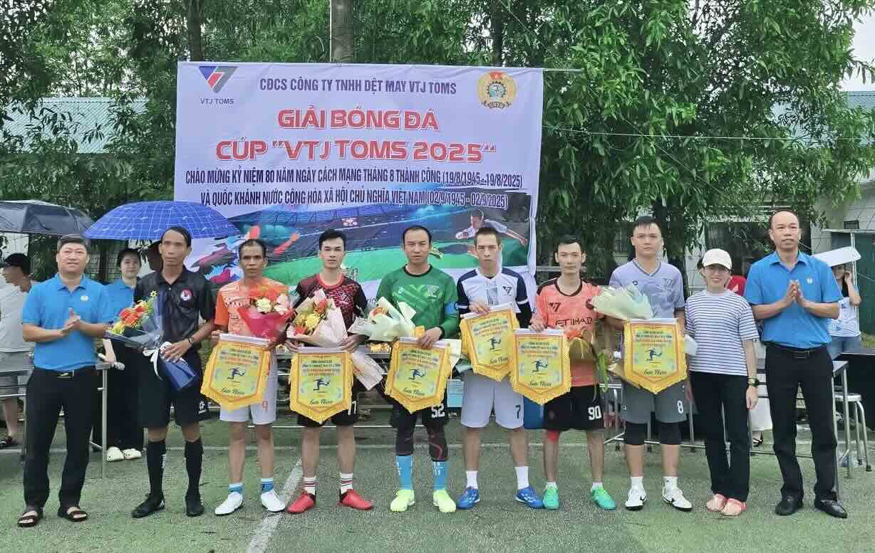 VTJ 톰스 컵 2025 남자 축구 대회에 참가한 조합원들. 사진: VTJ 톰스 섬유 의류 유한 회사 노동조합