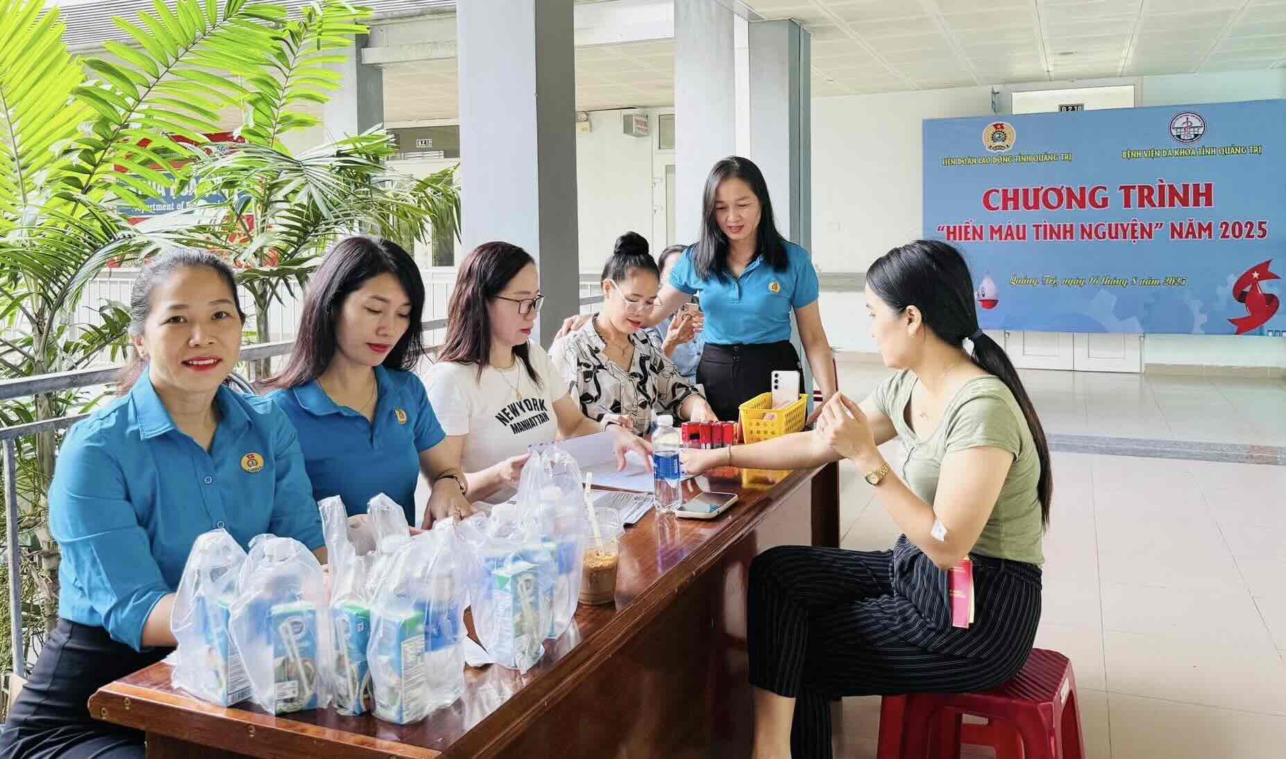 헌혈 자원 봉사에 참여하는 조합원들. 사진: 꽝찌 노동조합