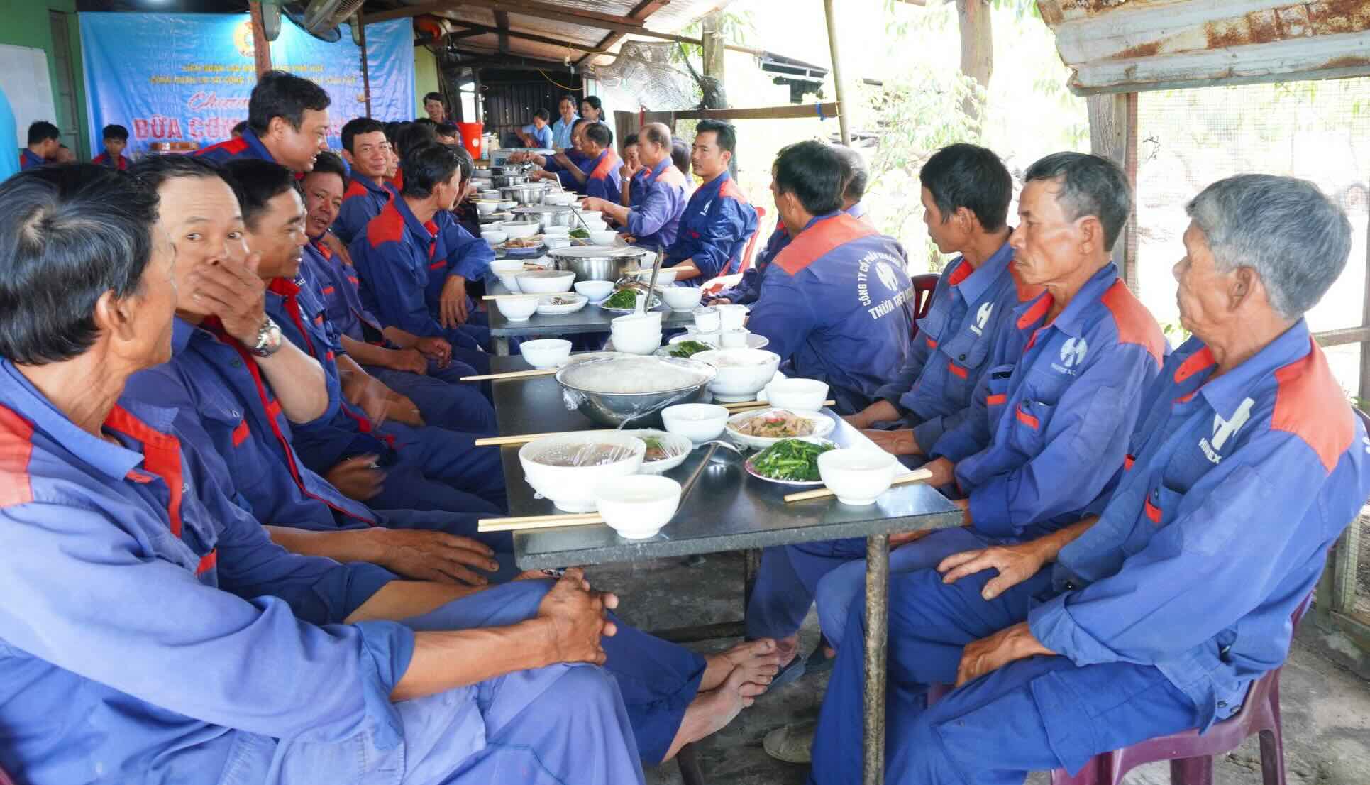 노동자들이 따뜻한 '노동조합 식사' 옆에 모여 있습니다. 사진: 레 느