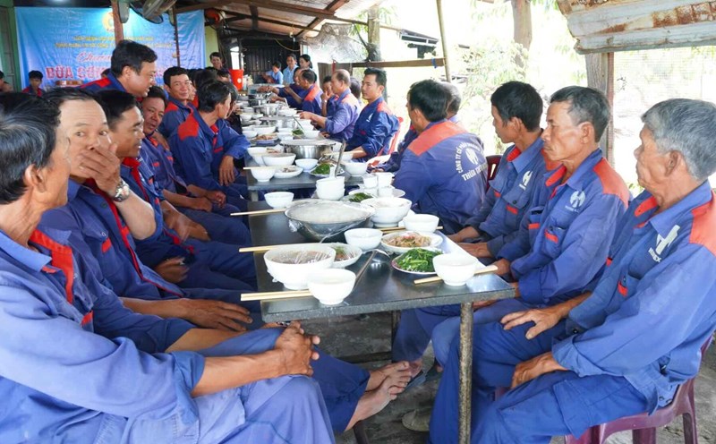 Workers gathered at the warm "Union Meal". Photo: Le Nhu