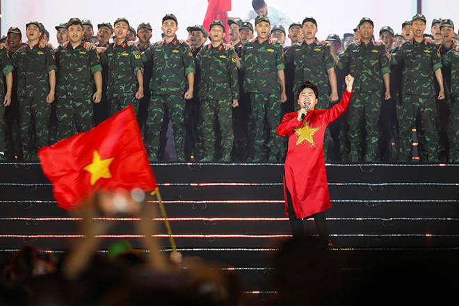 Ca si Tung Duong hat “Tien quan ca” trong concert “Tu hao la nguoi Viet Nam“. Anh: Ban to chuc chuong trinh cung cap