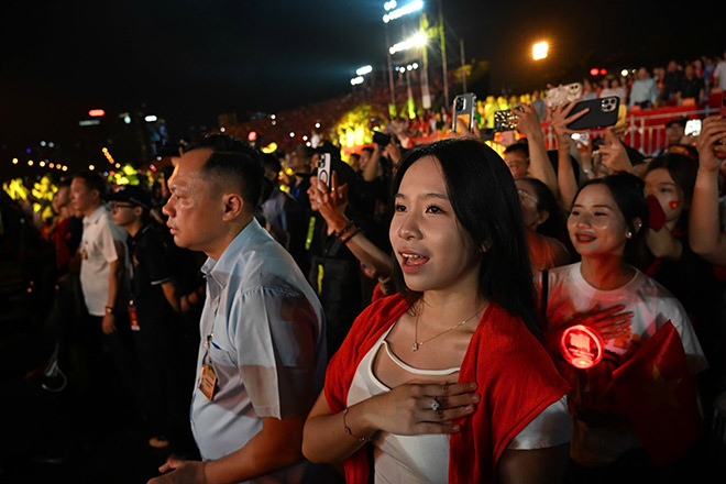 Tens of thousands of audiences sang the National Anthem in the concert "Proud to be Vietnamese". Photo: Provided by the program's organizers