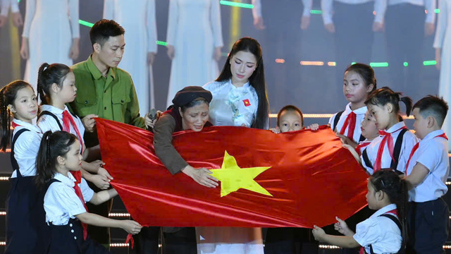 Hoa Minzy sang about the heroic Vietnamese mother in the concert "Proud to be Vietnamese". Photo: Huyen Chi