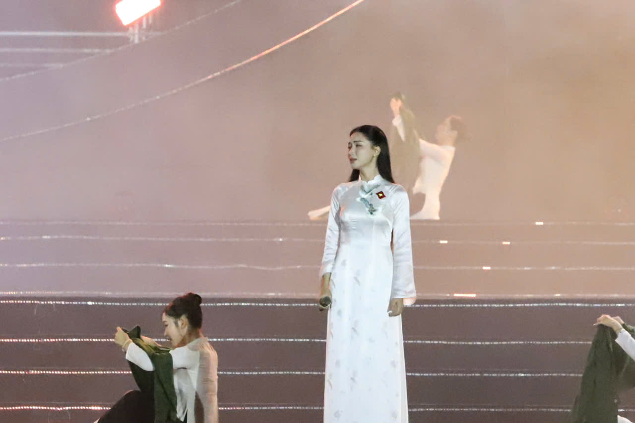 Hoa Minzy mang ca khuc moi len san khau concert “Tu hao la nguoi Viet Nam“. Anh: Huyen Chi