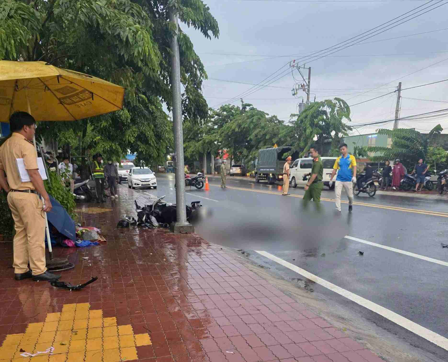 The scene of the young man's death near a light pole on Le Chi Dan Street, Chanh Hiep Ward, Ho Chi Minh City. Photo: Dinh Trong