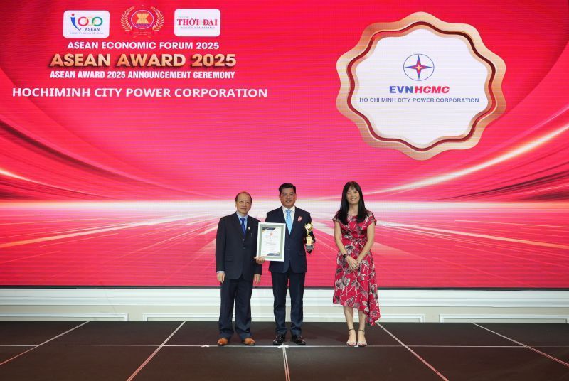 Bui Hai Thanh氏 -  EVNHCMCの副総長（中） -  EVNHCMC認定の代表トップ10典型的なASEANエンタープライズ2025。PhotoEVNHCMCは提供されています