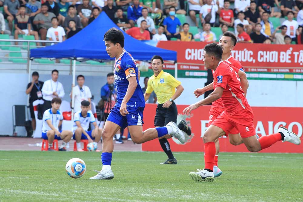 Thai Lan (ao xanh) co the tran ap dao truoc tuyen bong da 7 nguoi Viet Nam. Anh: VietFootball