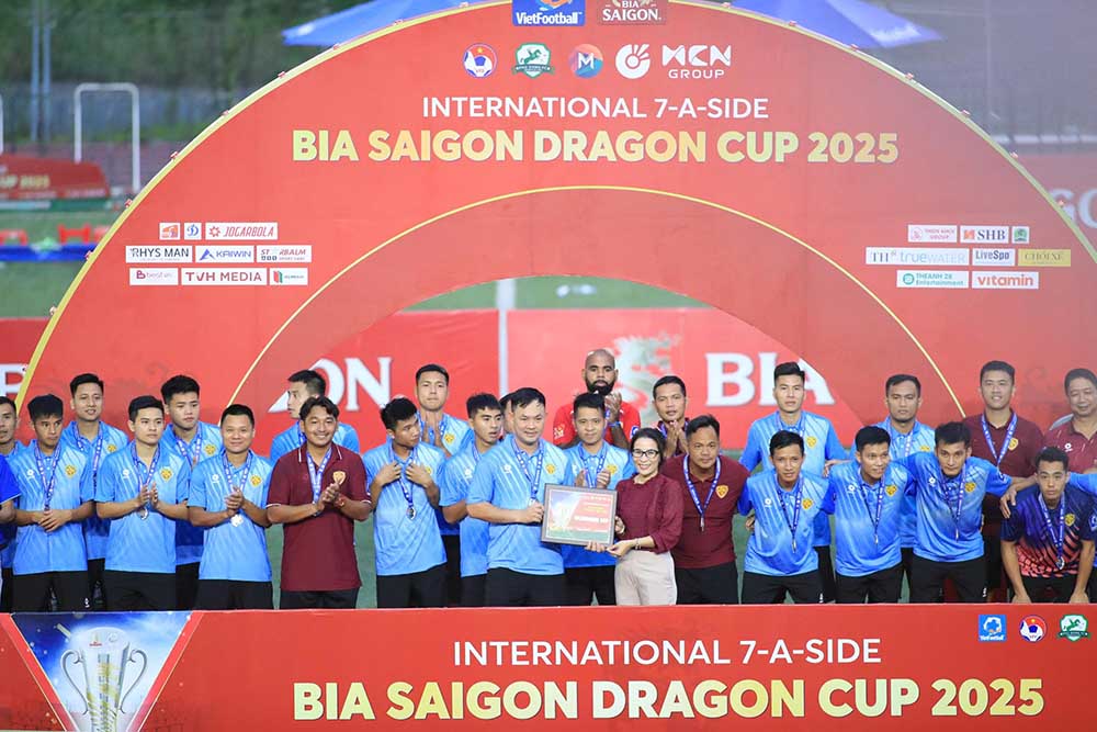 Doi tuyen bong da 7 nguoi Viet Nam gianh ngoi a quan. Anh: VietFootball