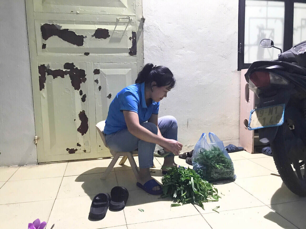 Nhieu cong nhan o Phu Tho phai tinh toan tung bua an, gom gop tu que, xoay xo chi tieu hang ngay de nuoi gia dinh giua “bao gia“. Anh: Yen San