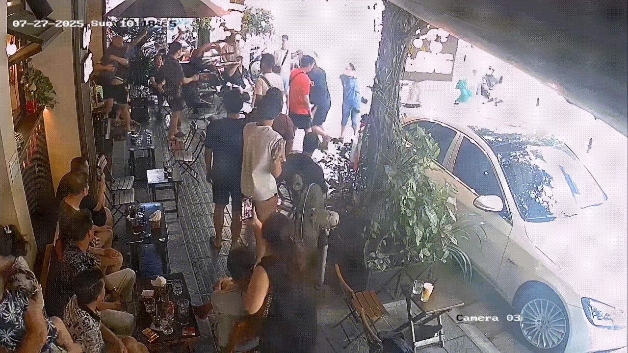 Bị nhắc đỗ xe sai, tài xế Mercedes xông thẳng vào nhà đánh người