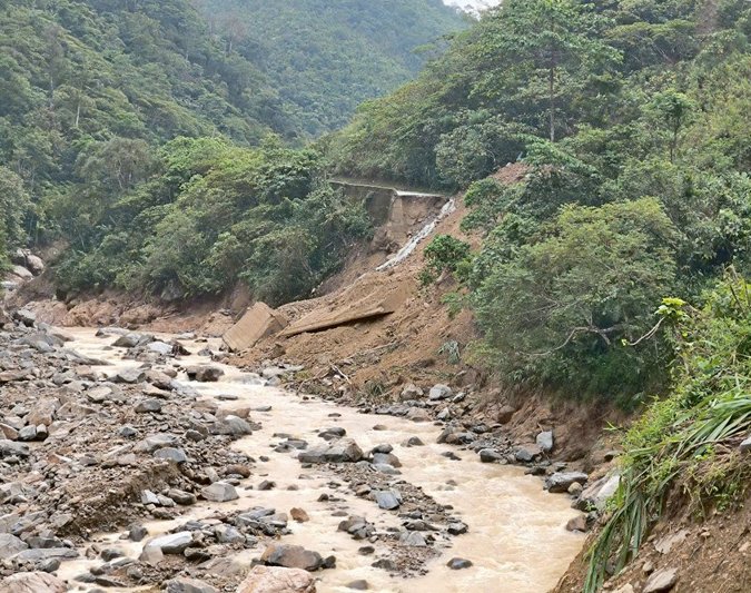 Prolonged heavy rain caused National Highway 16 through Nhon Mai commune (Nghe An) to continue to collapse, paralyzing traffic. Photo: Ngoc Anh