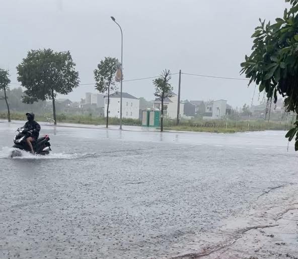 Mua lon lam nhieu tuyen duong tai TP Vinh (cu) ngap sau. Anh: Ngoc Anh