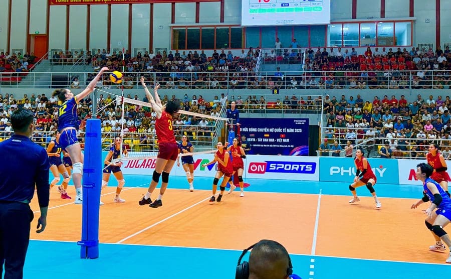 베트남 여자 배구 대표팀 선수들이 스페인 팀과 친선 경기를 하고 있습니다. 사진: 호아이 비엣