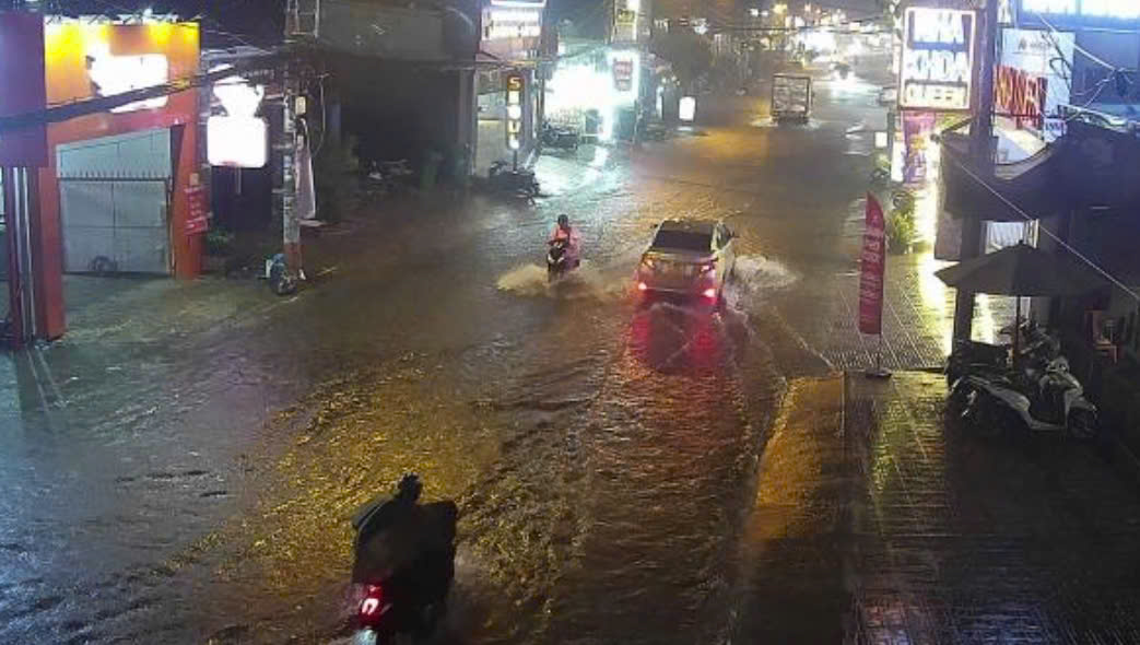 8月17日夜の雨で浸水したNguyen Duy Trinh通り。写真:UDI MAPS