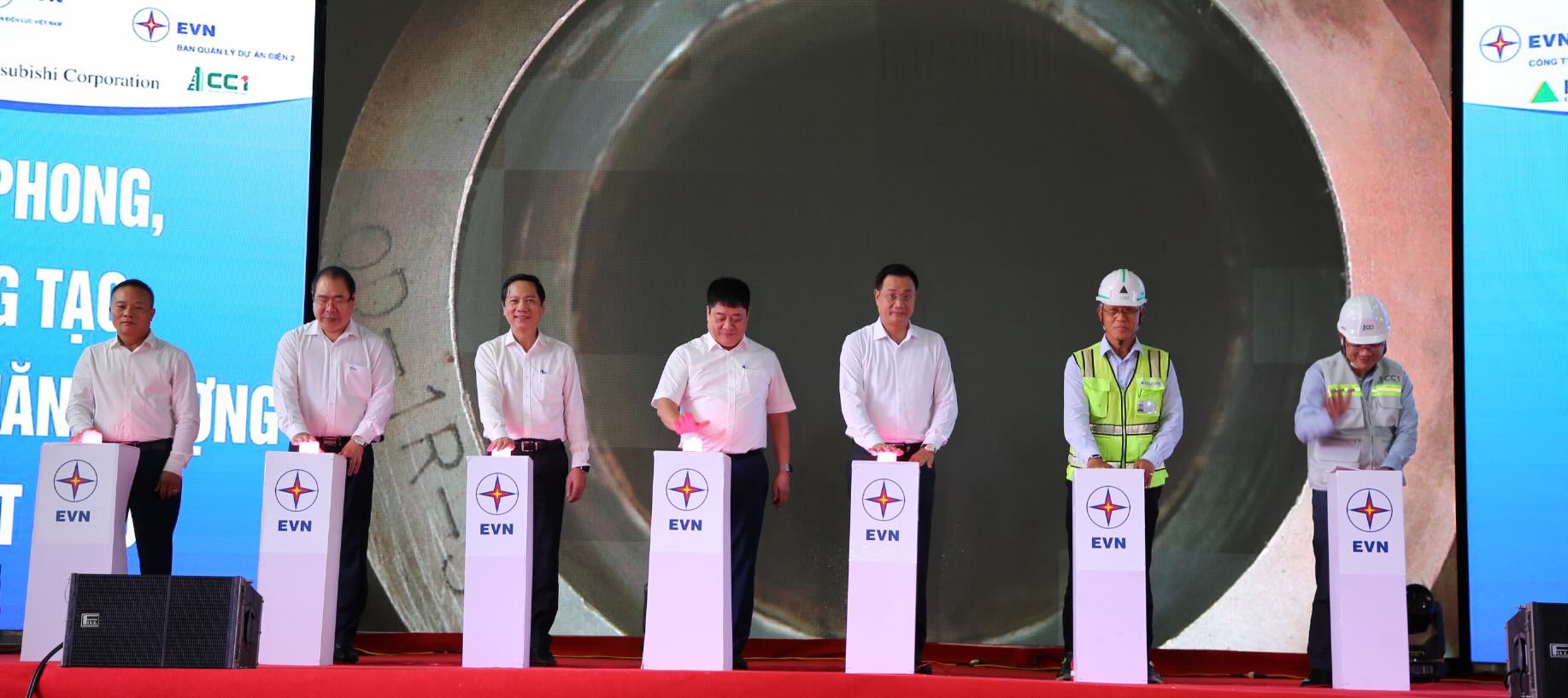 보일러 1호기의 첫 번째 오일 연소 버튼을 누릅니다. 사진: Cong Sang