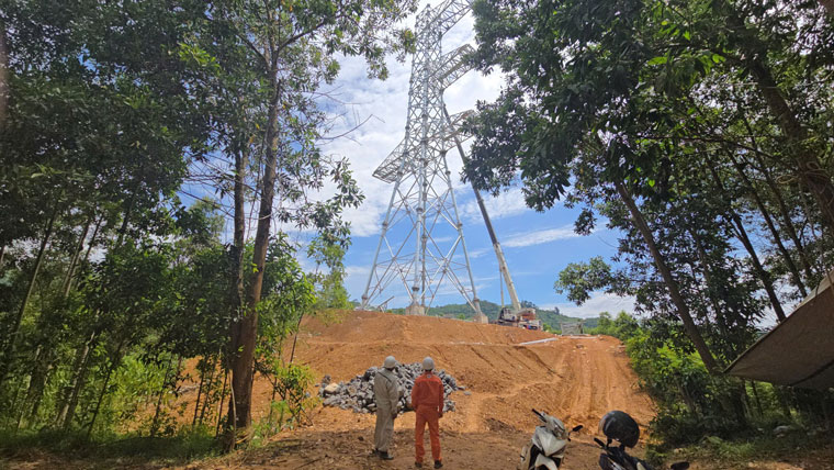 Theo chia se cua don vi thi cong, co ngay 36 dau xe van chuyen hon 300 tan cot. Dia hinh nay thi cu mua la lo nen don vi phai bo tri may xuc di truoc, vua mo duong vua sua duong.