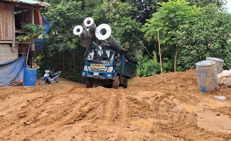 Nhung chiec xe tai cho vat lieu len doc phai di kem voi mot may xuc banh xich de vuot doc.