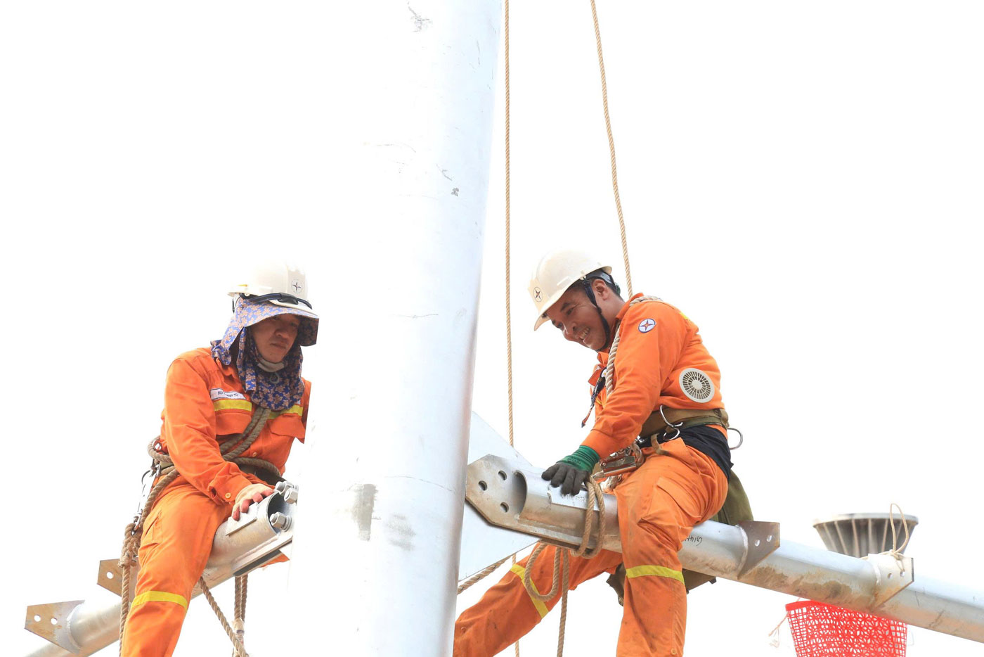 Du troi nang nong tren 37 do C, cong nhan o day van miet mai, hang say lao dong de hoan thanh cac cot mong cuoi cung duong day 500kV Lao Cai – Vinh Yen. Anh: Van Duc