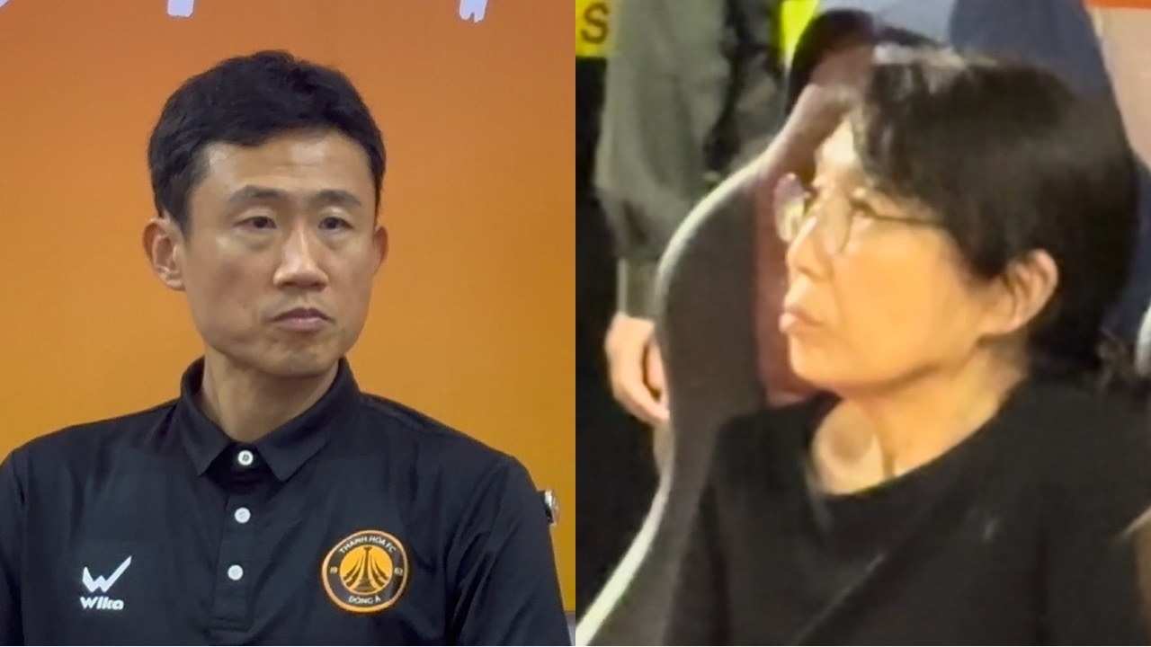 Coach Choi Won-kwon (Thanh Hoa) and his mother. Photo: Minh Phong
