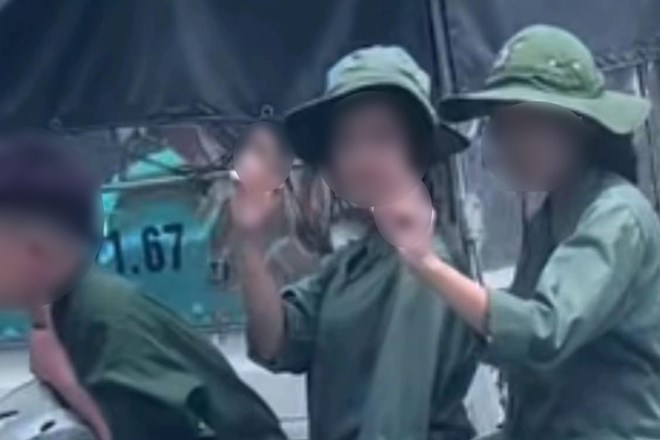 Hoc sinh co hanh dong khong chuan muc khi doan xe A80 di qua. Anh: Song Lam