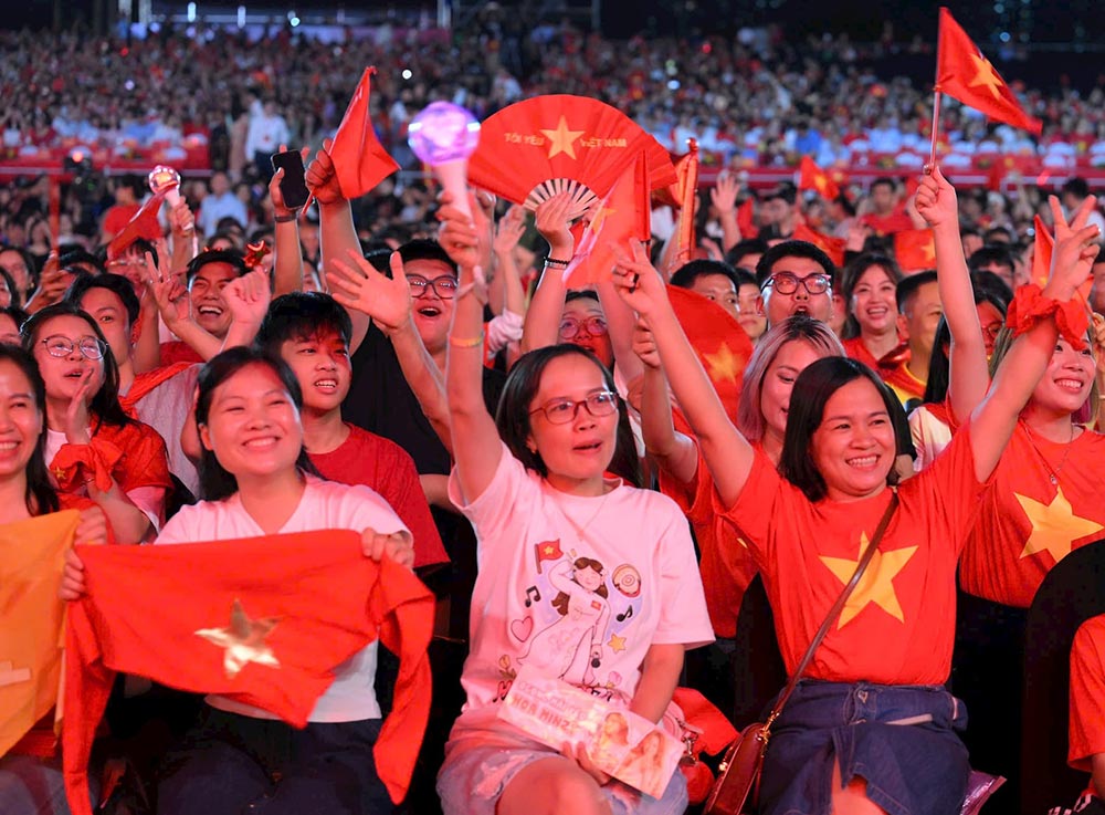 Hang van khan gia hoa vang tieng ca cung cac ca si. Anh: Ban to chuc cung cap