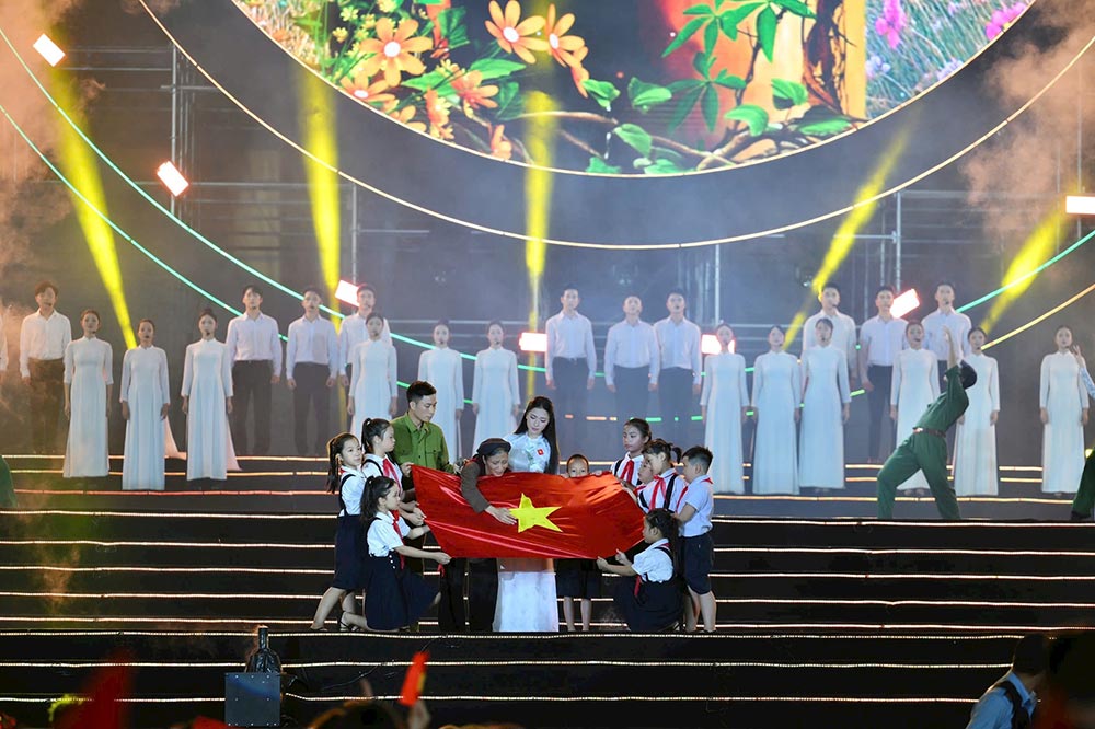 Khoanh khac xuc dong trong Chuong trinh nghe thuat dac biet “Tu hao la nguoi Viet Nam”. Anh: Ban to chuc cung cap