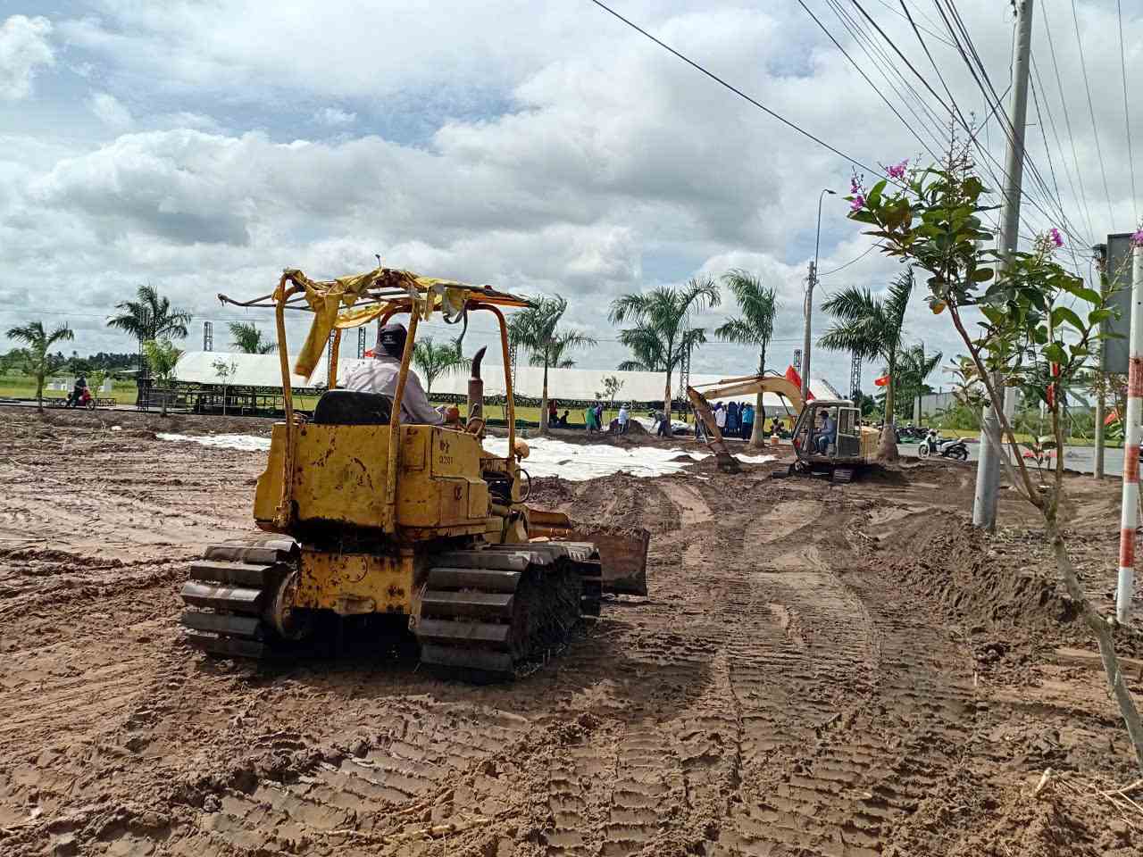 Preparandose para la ceremonia de inicio de la carretera que conduce a los 3 puentes de la carretera provincial 827E en el punto junto al rio Vam Co Tay en la comuna de Tan Tru provincia de Tay Ninh. Foto: Ky Quan