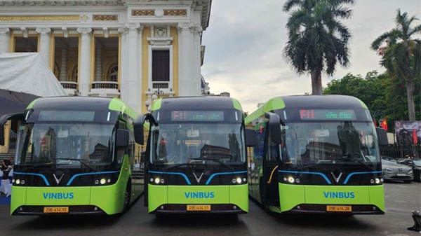 Hanoi opens E11 electric bus route connecting Lang Bac - Hoan Kiem Lake. Photo: Tramoc